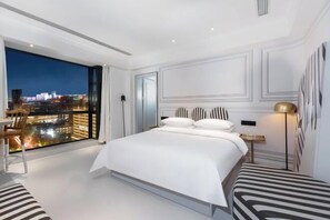 Minibar, caja de seguridad en la habitación y escritorio 