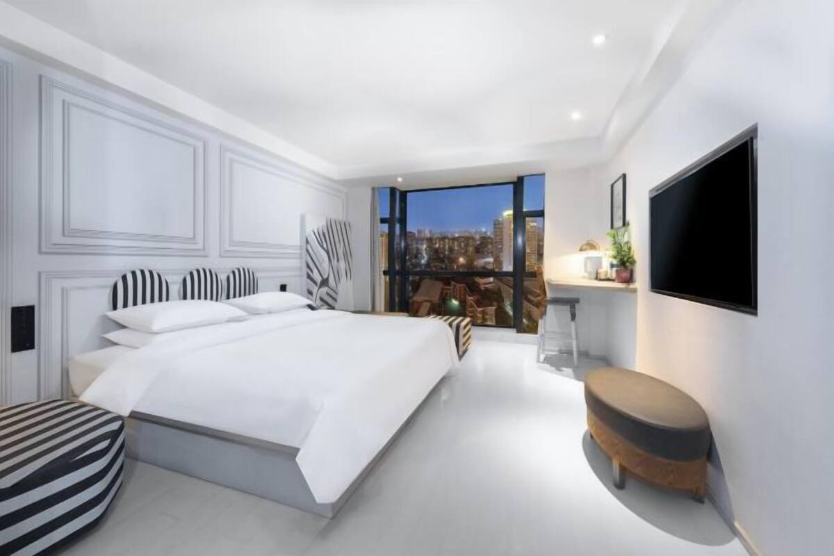 Bar mini, peti besi dalam bilik, meja, langsir/tirai gelap terus