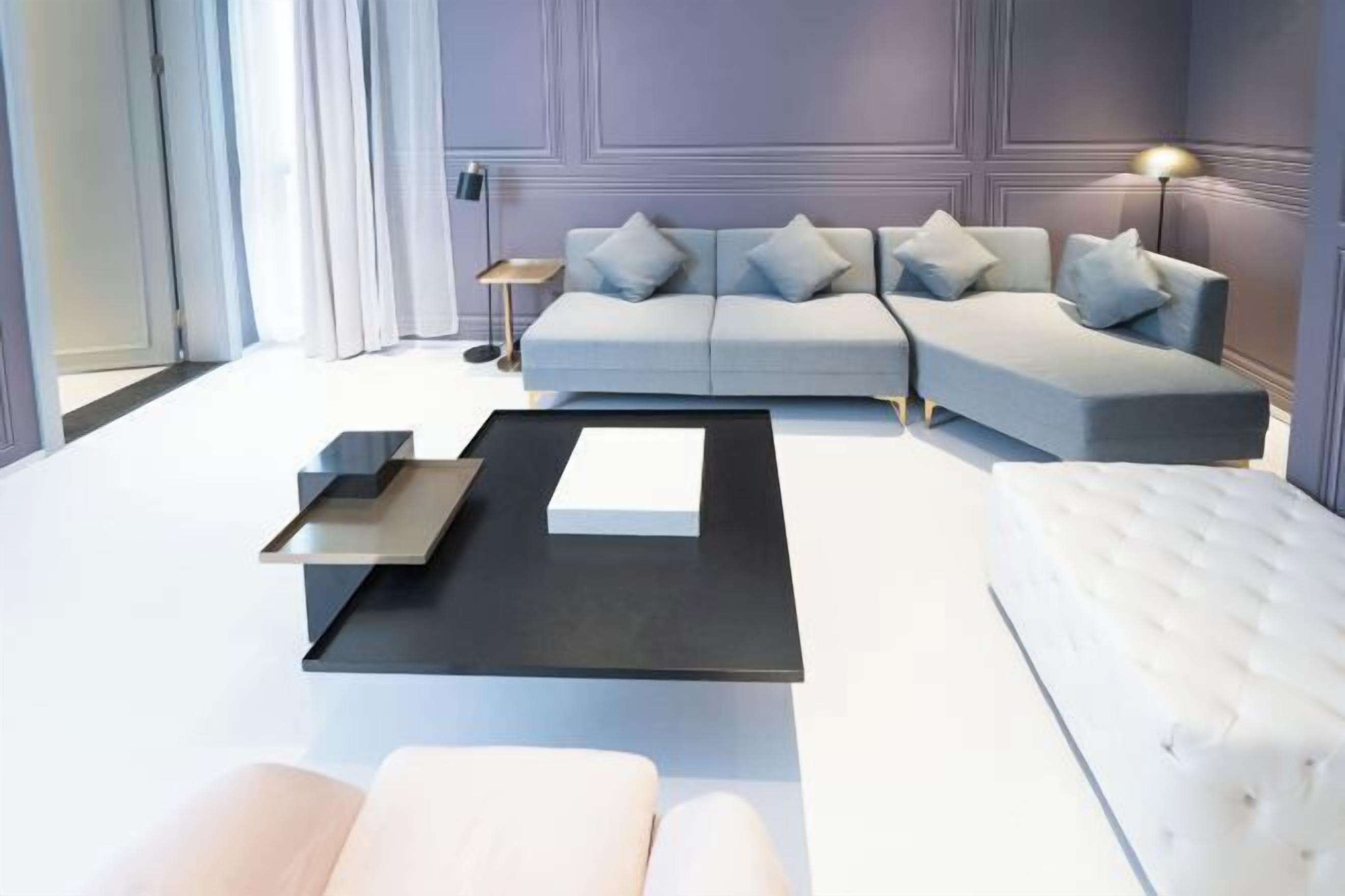 Minibar, caja de seguridad en la habitación y escritorio 