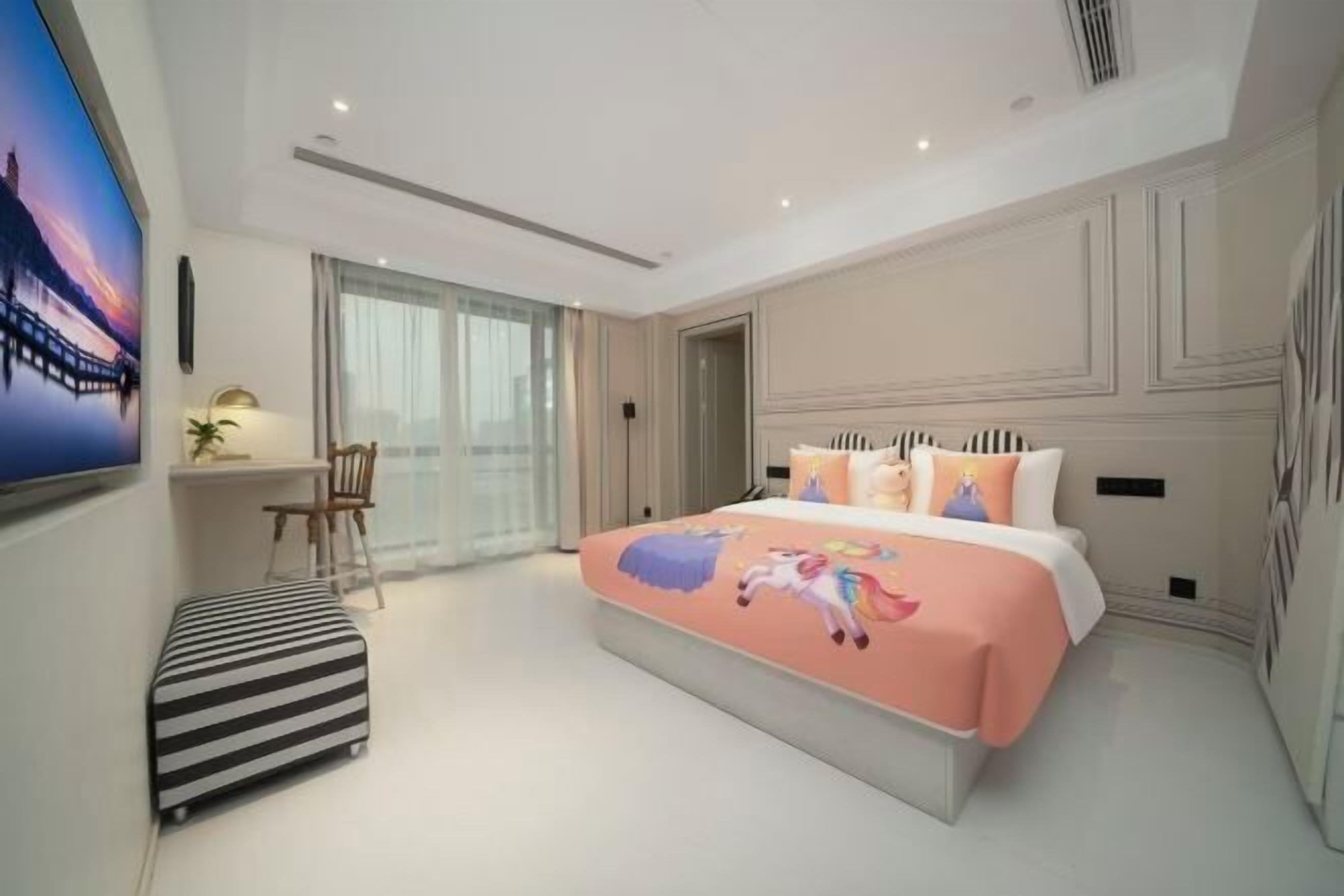 Minibar, värdeförvaringsskåp på rummet och skrivbord