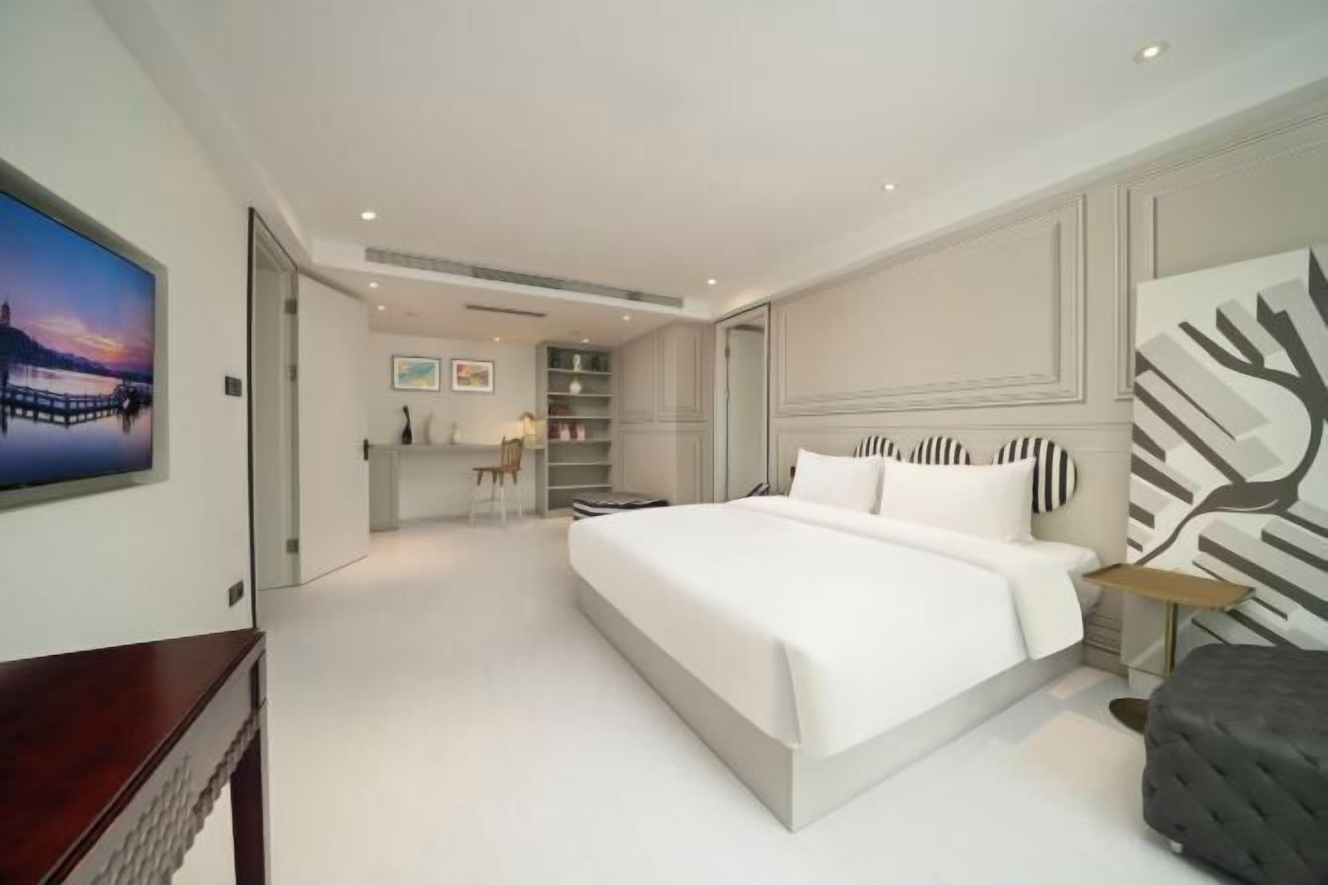 Minibar, caja de seguridad en la habitación y escritorio 