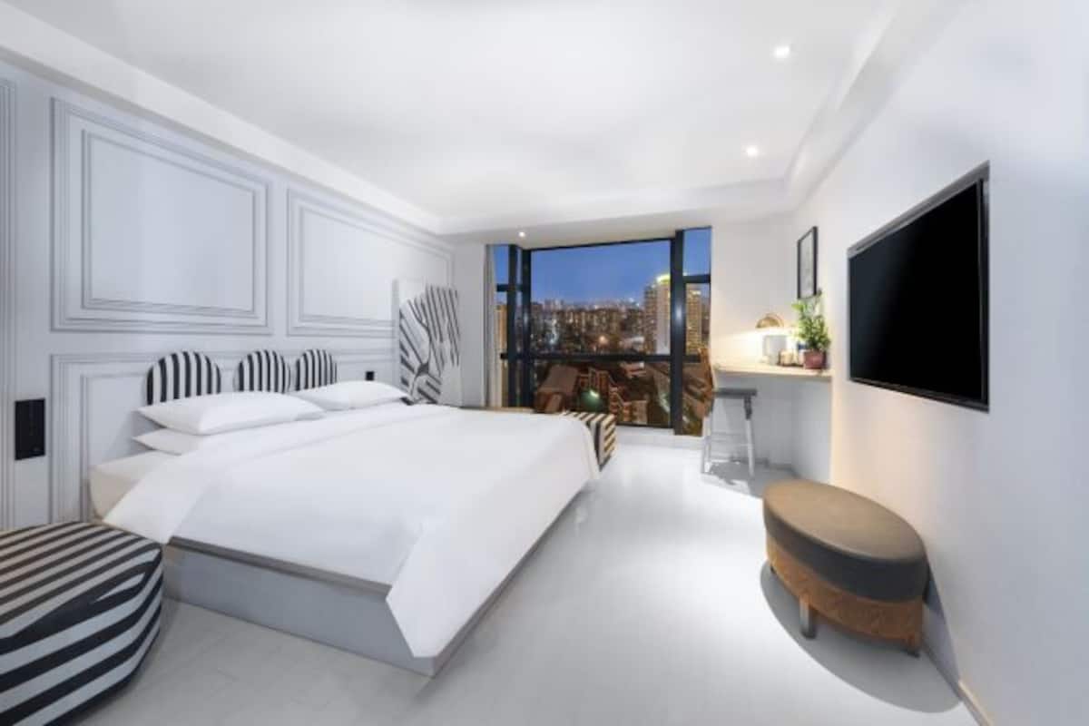 Minibar, brankas, meja kerja, dan tirai kedap cahaya