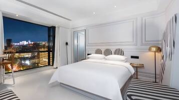 Minibar, caja de seguridad en la habitación y escritorio