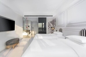 Frigobar, cofres nos quartos, escrivaninha, cortinas blackout
