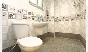 Bruser, gratis toiletartikler, hårtørrer, hjemmesko