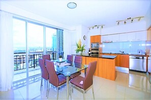 Departamento, 3 habitaciones, 2 baños | Área de sala de estar | Televisión de pantalla plana 