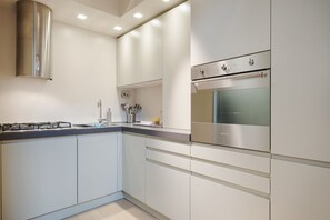 Køleskab, ovn, opvaskemaskine, køkkentøj/tallerkener/redskaber