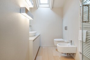 Een douche, een haardroger, een bidet