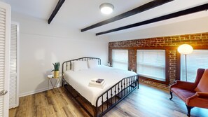 2 Schlafzimmer, Betten mit Memory-Foam-Matratzen, Bügeleisen/Bügelbrett