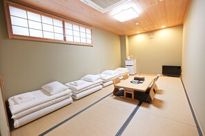 Room (404) | Hypo-allergenic bedding, desk, laptop workspace, iron/ironing board - Akihabara Nakagawa Inn (Tokyo)