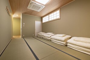 Hypo-allergenic bedding, desk, laptop workspace, iron/ironing board - Akihabara Nakagawa Inn (Tokyo)