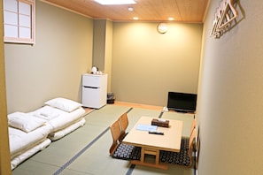 Room (304) | Hypo-allergenic bedding, desk, laptop workspace, iron/ironing board