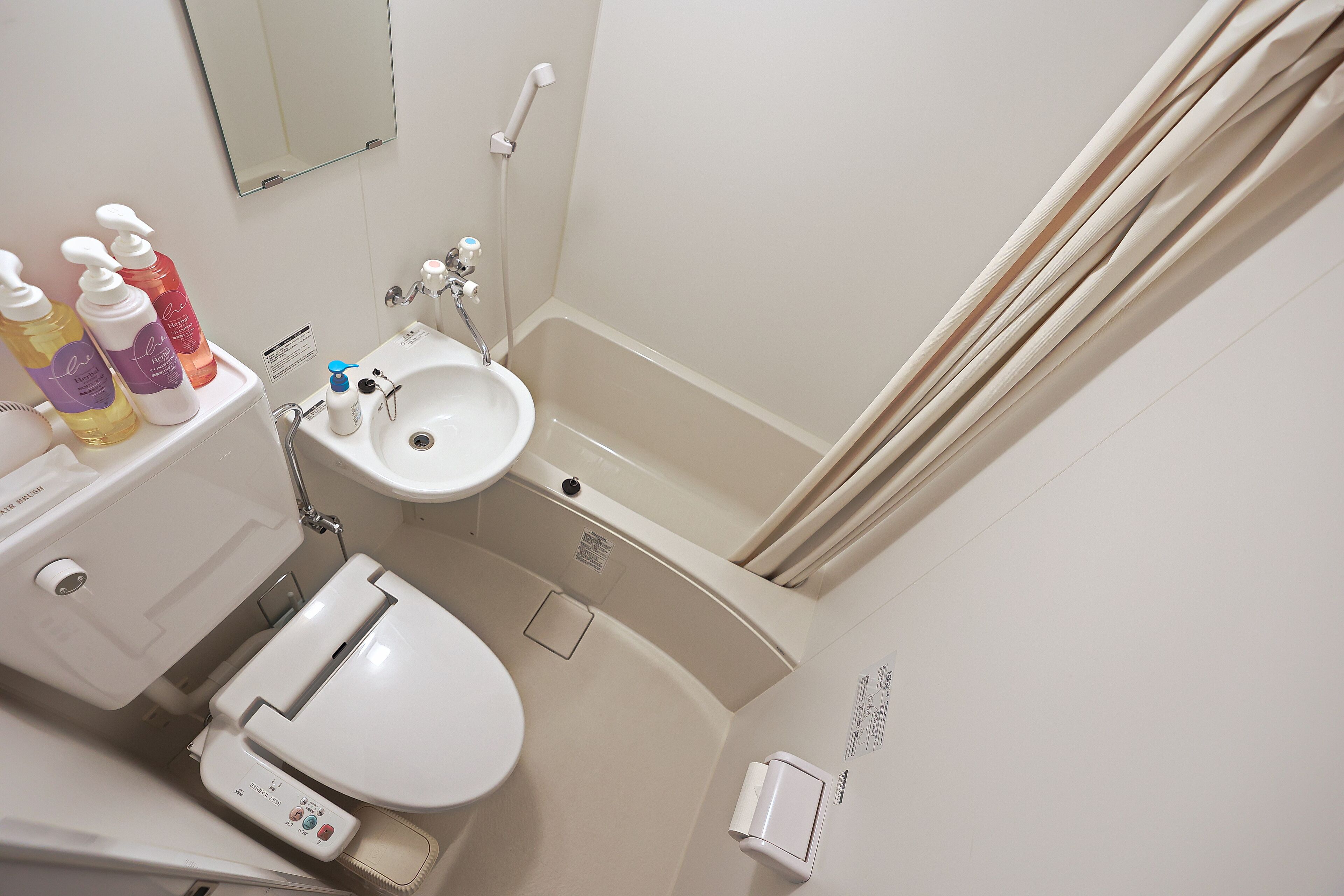 combined shower/bathtub, deep-soaking bathtub, free toiletries