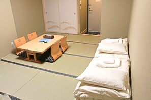 Room (401) | Hypo-allergenic bedding, desk, laptop workspace, iron/ironing board - Akihabara Nakagawa Inn (Tokyo)
