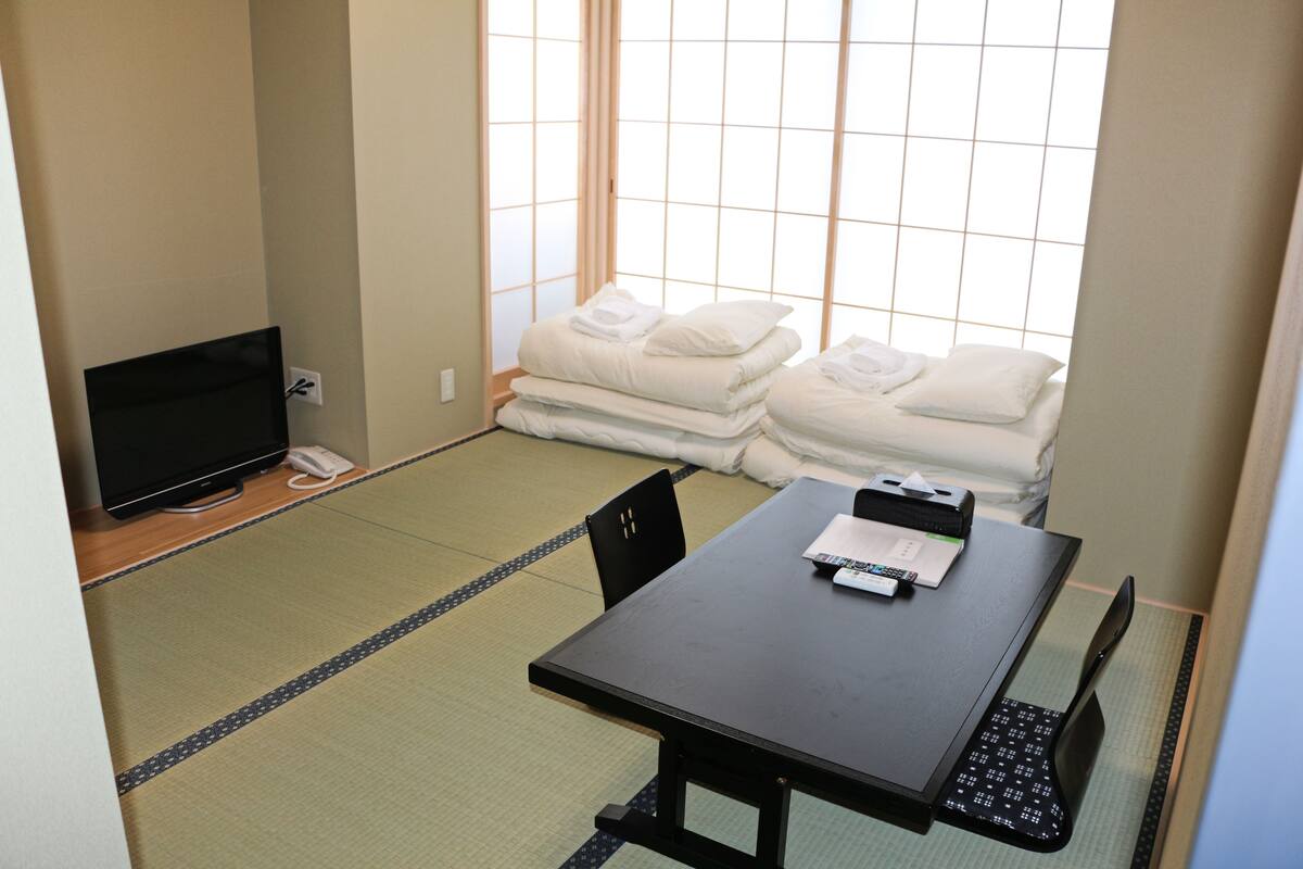Room (503) | Hypo-allergenic bedding available, desk, laptop workspace