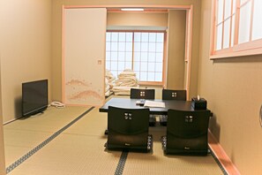 Room (501) | Hypo-allergenic bedding, desk, laptop workspace, iron/ironing board - Akihabara Nakagawa Inn (Tokyo)