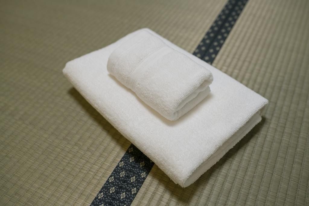 combined shower/bathtub, deep-soaking bathtub, free toiletries