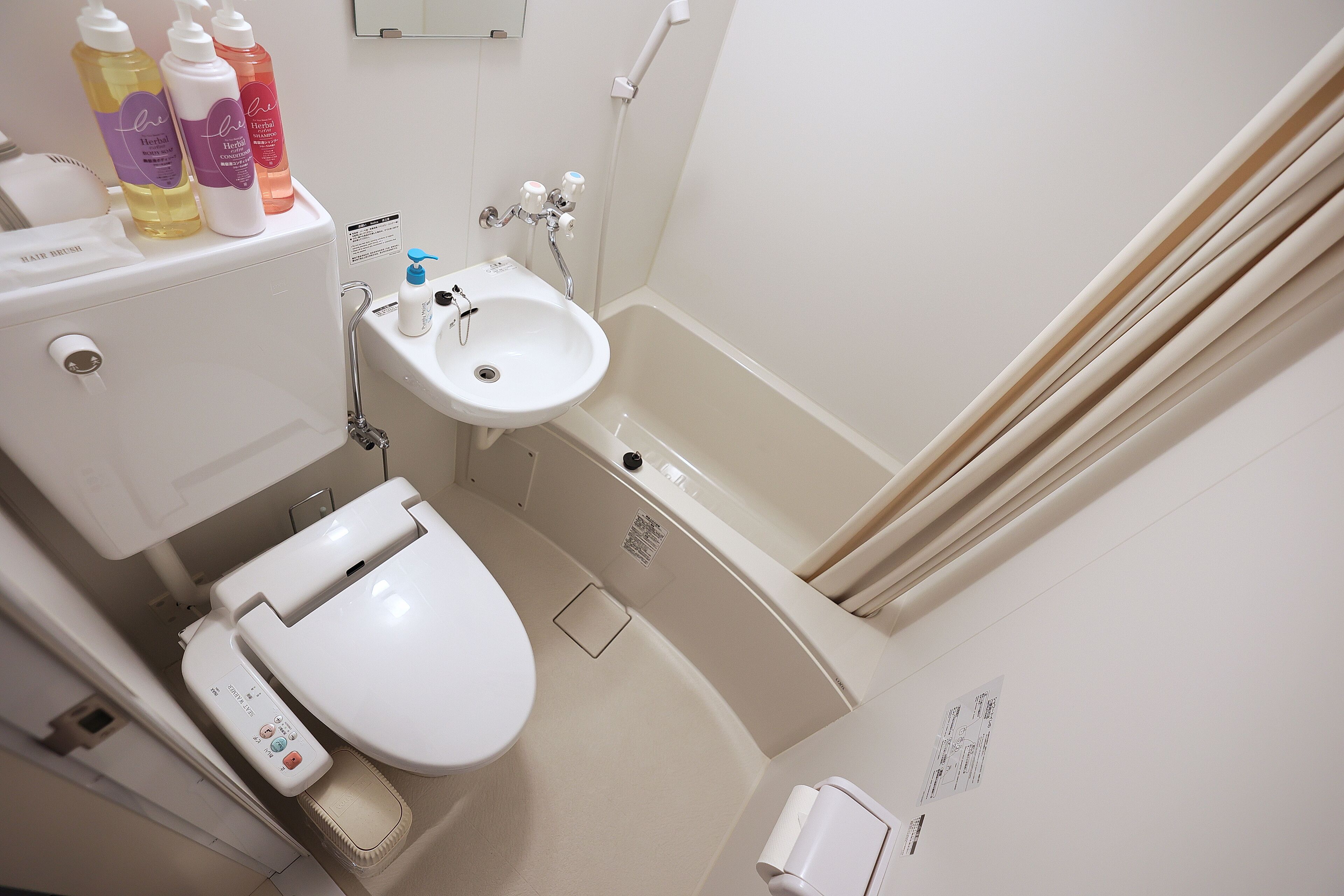 combined shower/bathtub, deep-soaking bathtub, free toiletries