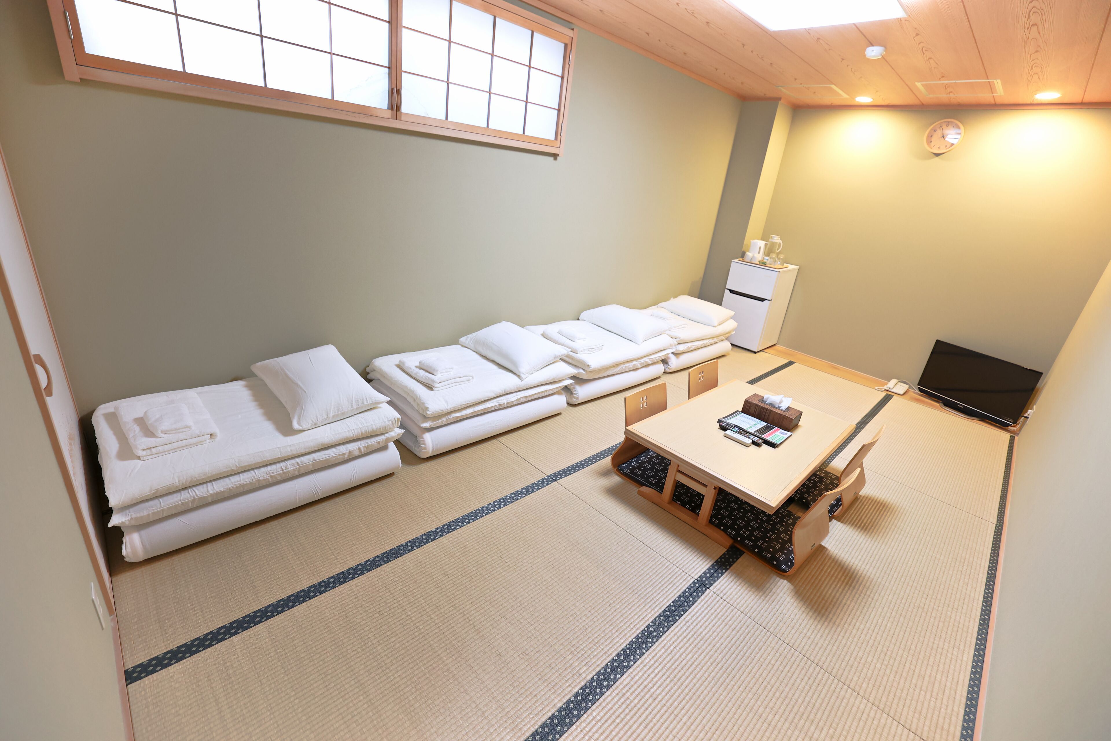 Huone (304) | Allergiatestatut vuodevaatteet, työpöytä