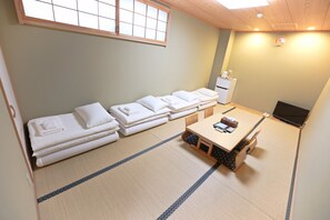 Room (304) | Hypo-allergenic bedding, desk, laptop workspace, iron/ironing board - Akihabara Nakagawa Inn (Tokyo)