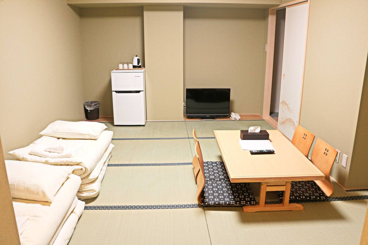 Room (304) | Hypo-allergenic bedding available, desk, laptop workspace