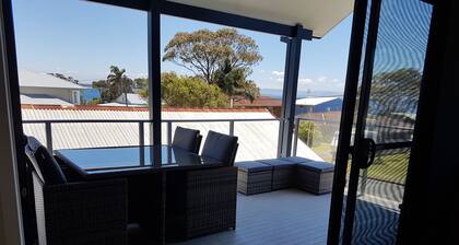 "LAZY DAYZ" Currarong beach home. 50m from unspoilt beaches and walking tracks