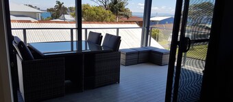 "LAZY DAYZ" Currarong beach home. 50m from unspoilt beaches and walking tracks