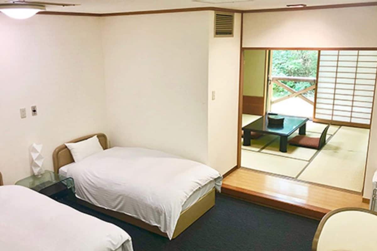 Rom (Japanese Western Room) | Safe på rommet