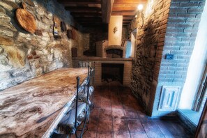 Interior - Rhythms and atmospheres of the past, the comforts of the present a stone's throw from the city (Arezzo)