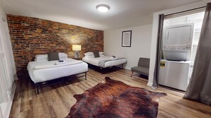 1 habitación, tabla de planchar con plancha, wifi y ropa de cama