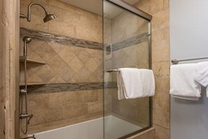 Ensemble baignoire-douche, serviettes fournies