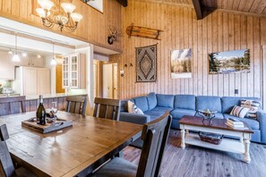 Dining - Book for Winter! Dog-friendly Mountain condo! Fireplace! Shared hot tub (Mammoth Lakes)