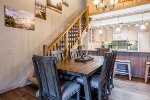 Dining - Dog-friendly Mountain condo! Fireplace! Shared hot tub (Mammoth Lakes)