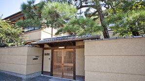 Property entrance - Shiki Resorts Kyoto Kamogawaso (Kyoto)