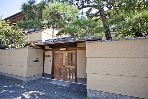 Property entrance - Shiki Resorts Kyoto Kamogawaso (Kyoto)