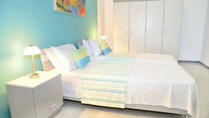 Ein ordentlich eingerichtetes Schlafzimmer mit Bett, Nachttischen und einem Kleiderschrank.
