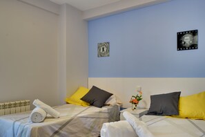 3 makuuhuonetta, työpöytä, äänieristys, silitysrauta/-lauta