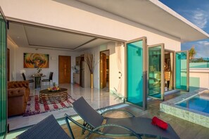 40-inch Smart TV with satellite channels, TV - Saeng Suree Villas (Ko Yao)