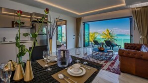 Villa de lujo, 1 cama King size, vista al mar | Cocineta privada | Refrigerador con congelador, microondas y parrilla de estufa 