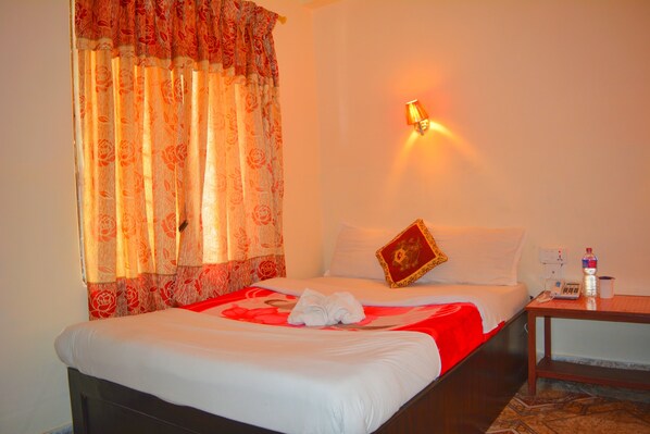 2 bedrooms, in-room safe, individually furnished, desk