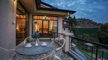 In-room safe, soundproofing, iron/ironing board, free WiFi