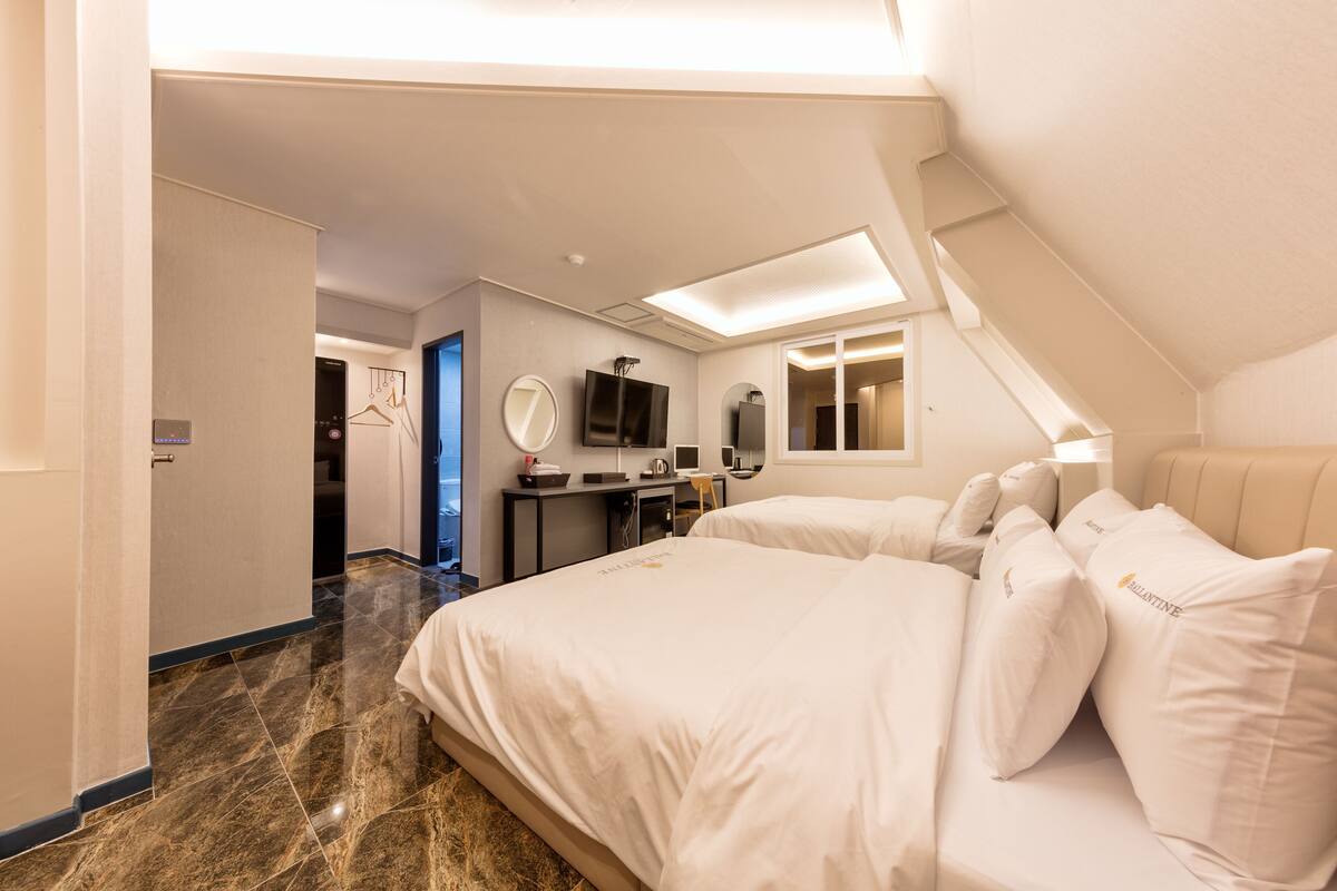 family twin room (styler included/no breakfast monday) | 1 bedroom, desk, soundproofing, free wifi