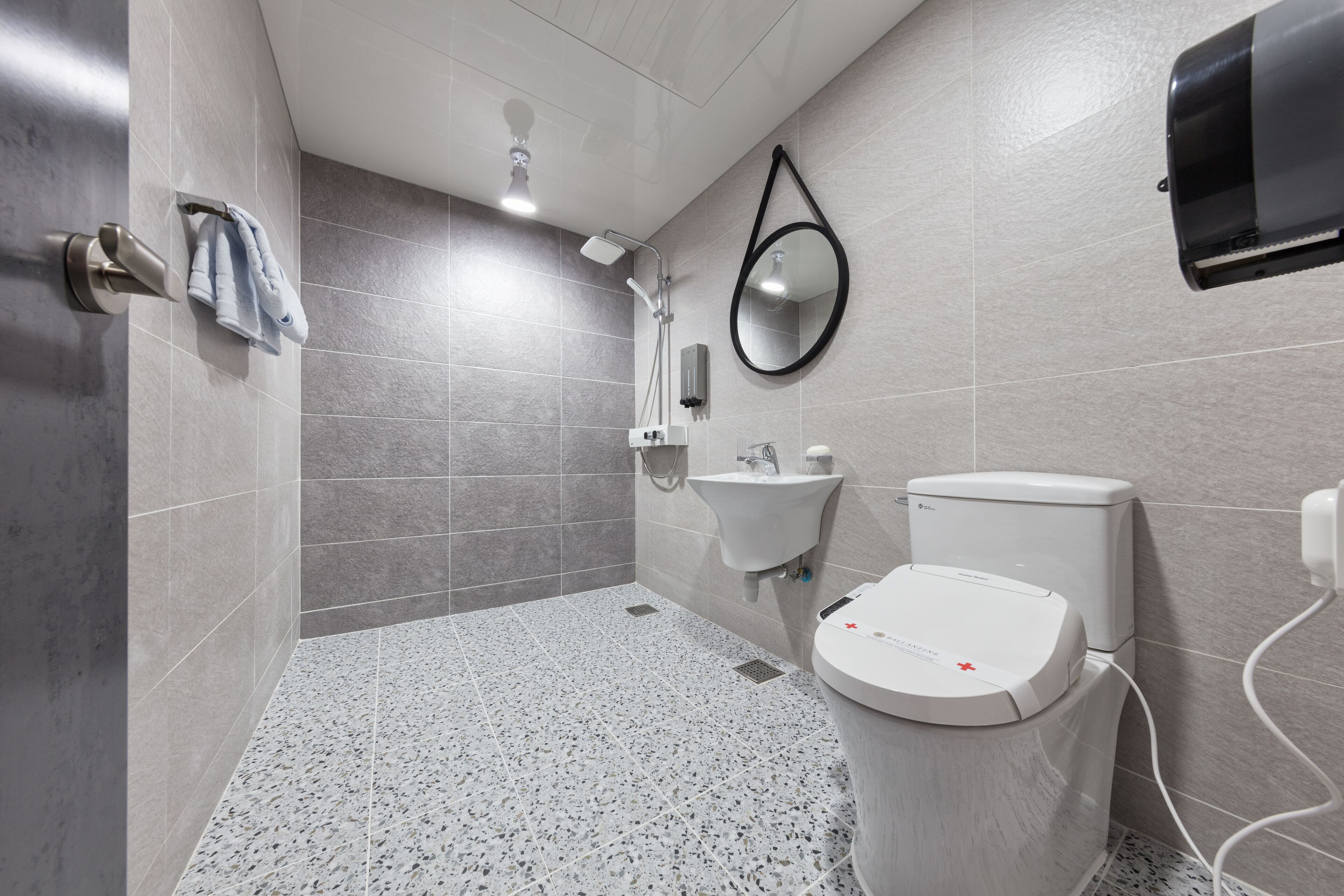 deluxe twin room (styler included) | bathroom | shower, free toiletries, hair dryer, bathrobes