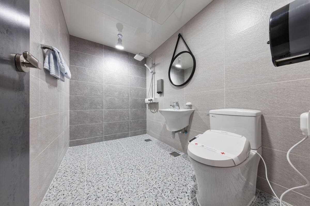 deluxe twin room (styler included) | bathroom | shower, free toiletries, hair dryer, bathrobes