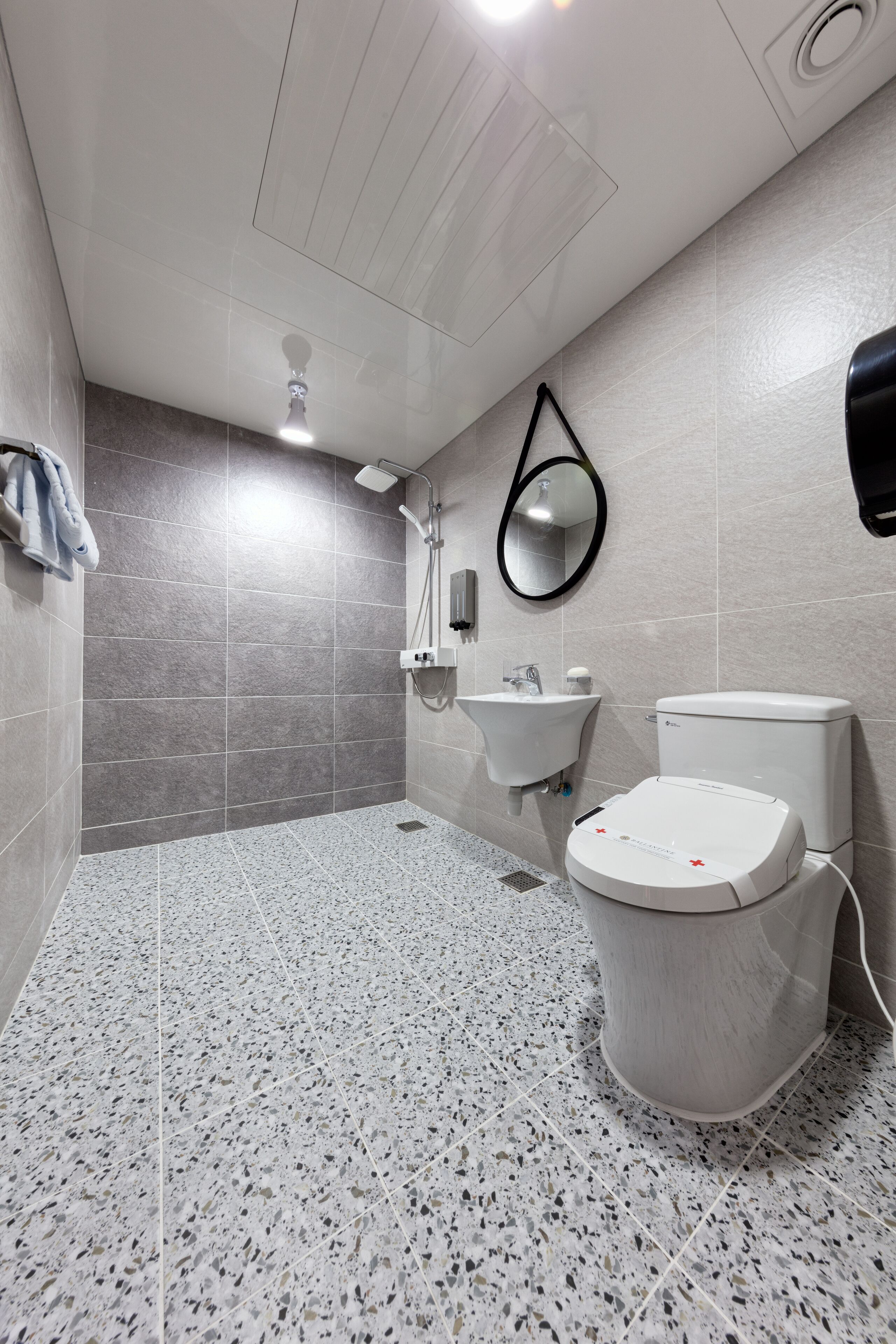 deluxe twin room (styler included) | bathroom | shower, free toiletries, hair dryer, bathrobes