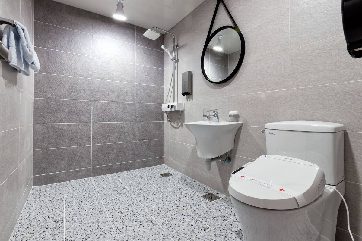 deluxe twin room (styler included) | bathroom | shower, free toiletries, hair dryer, bathrobes