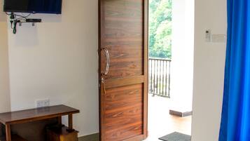 Economy Triple Room, 1 Twin Bed, River View | Interior entrance