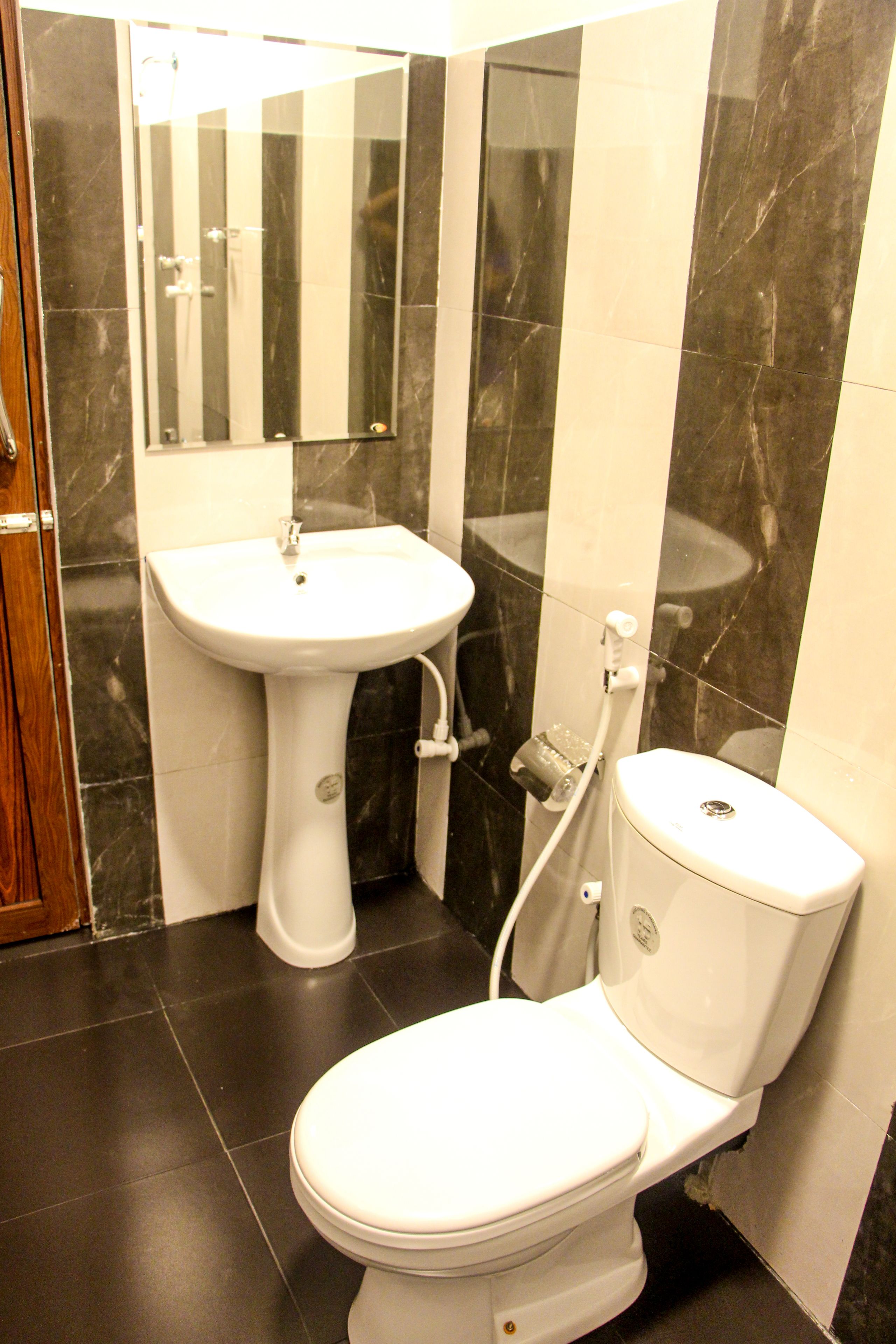 Ducha, artículos de higiene personal gratuitos y toallas