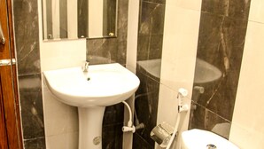 Ein Badezimmer mit Toilette, Waschbecken und Spiegel.