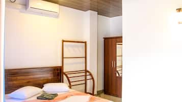 Economy Triple Room, 1 Katil Bujang (Single), River View | Bilik Mandi | Pancuran mandi, kelengkapan dandanan diri percuma, tuala disediakan